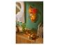 Décoration d'automne LIVARNO home avec lumières LED, bougies et feuilles colorées.