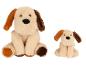 Deux jouets en peluche chien, un grand et un petit, sur fond blanc.