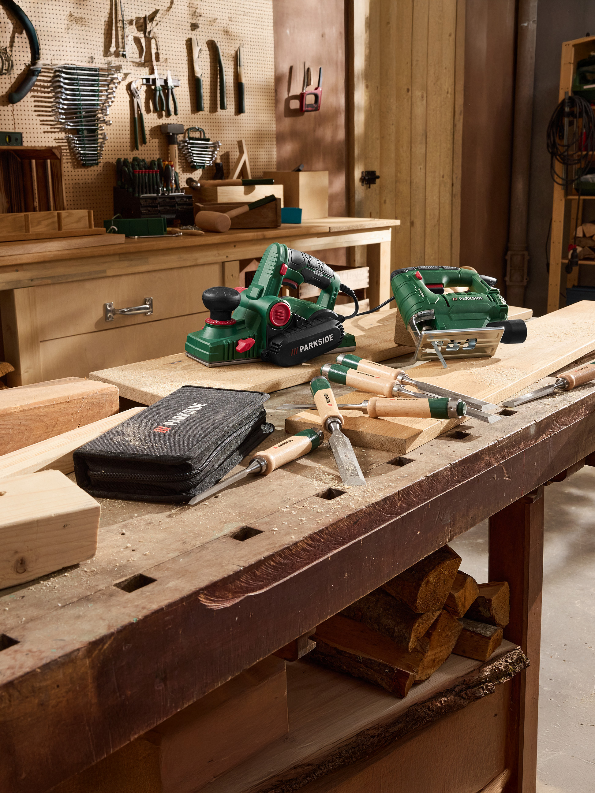 Rabot électrique et scie sauteuse Parkside sur établi en bois avec ciseaux à bois.