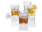 Trois verres avec du whisky, de la glace et un verre avec un cocktail