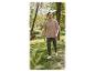Homme en t-shirt beige et pantalon cargo vert marchant dans un parc