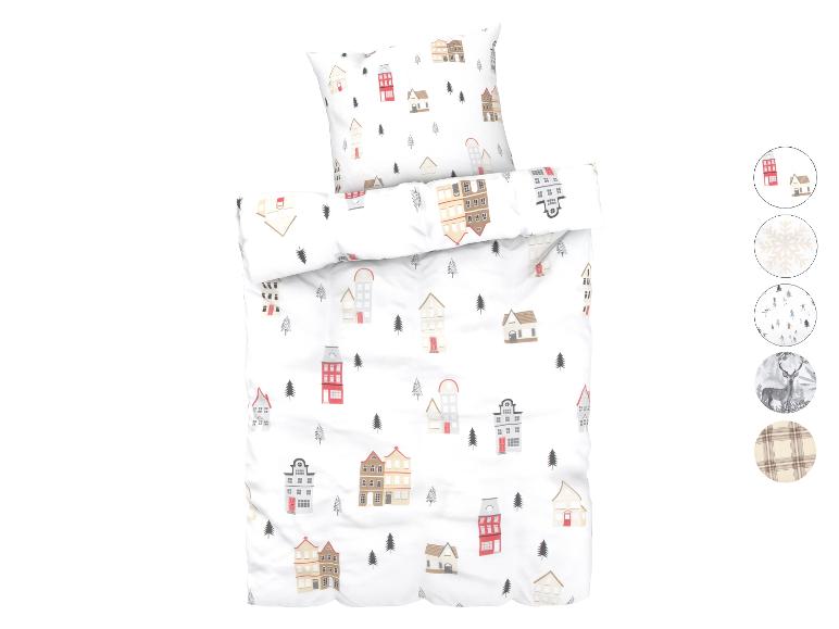 Parure de lit à motifs de maisons et d'arbres.