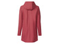 Un imperméable rouge à capuche