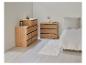 Deux commodes en bois avec un lit et un tapis dans une chambre à coucher.