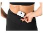 Femme avec un téléphone portable dans la poche de son legging de sport.