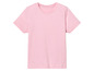 Un t-shirt rose à manches courtes.