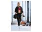 Femme portant une veste de sport CRIVIT, un sac de sport et une gourde.