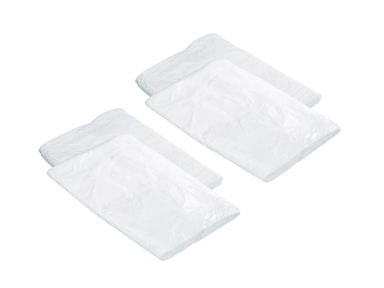 Quatre sacs poubelles en plastique blancs et rectangulaires, pliés et empilés