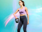 Une femme en vêtements de sport tient un kettlebell.
