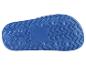 Semelles de tongs bleues avec motif en zigzag.