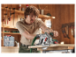 Un menuisier utilise une scie circulaire Parkside pour couper du bois.