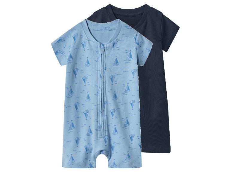 Grenouillère bébé bleue à voiliers et t-shirt bleu marine.