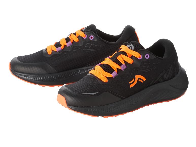 Deux paires de chaussures de course noires avec des lacets orange.