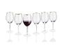 Six verres avec un bord doré, dont un avec du vin rouge.