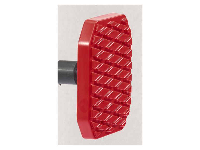Pédale rouge avec texture en losanges pour équipement industriel.