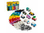 Ensemble LEGO Classic avec différentes voitures et des briques colorées.