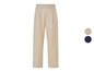 Pantalon beige à plis.