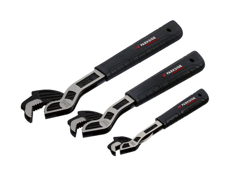 Ensemble de trois clés à molette avec poignées noires, de grande à petite.