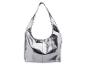 Sac à main en cuir argenté.
