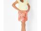 Shorts à fleurs corail et t-shirt jaune pâle pour fille.