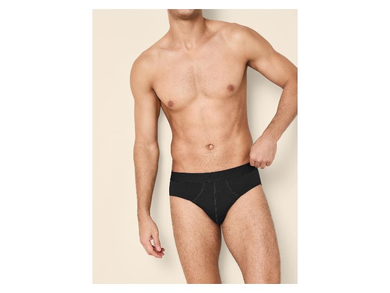 Homme torse nu en slip noir