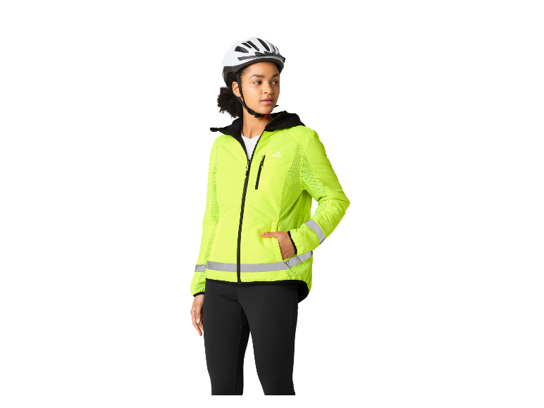 Femme portant un casque de vélo et une veste Crivit réfléchissante.