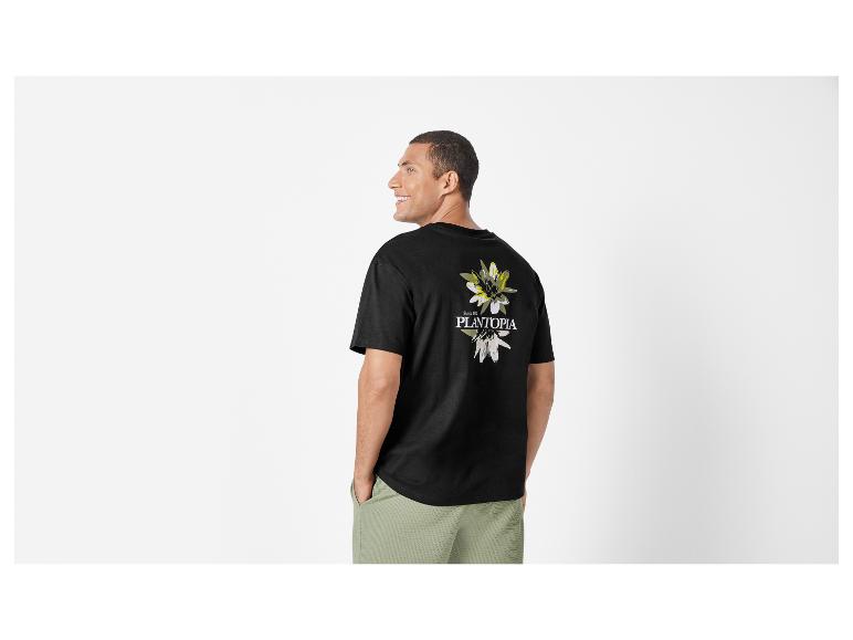T-shirt noir Plantopia à motif floral et short vert clair.