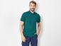 Polo vert et pantalon décontracté pour homme.