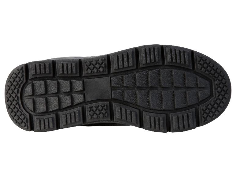 Semelles en caoutchouc noires pour chaussures de sport.