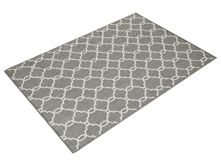 Tapis gris à motif géométrique élégant.