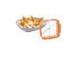 Coupe-œuf orange avec des œufs durs coupés dans un bol.