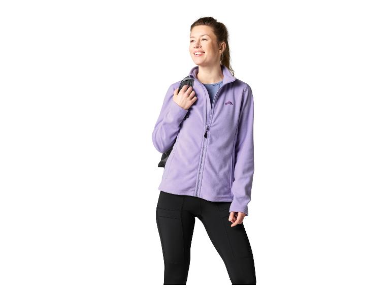 Femme en veste polaire violette et leggings noirs.
