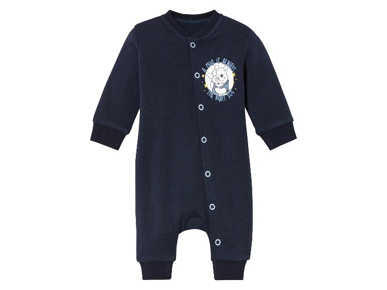 Une grenouillère bleue pour bébé avec un imprimé Winnie l'ourson.