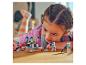 Une enfant joue avec des LEGO Star Wars : un canon et des soldats clones.