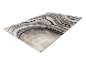 Tapis moderne à motifs marbrés, tons beige et gris.