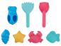Jouets de plage colorés: tamis à sable hippopotame bleu, râteau turquoise, pelle rose et divers moules à sable.