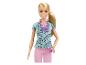 Poupée Barbie docteur avec cheveux blonds, blouse turquoise et stéthoscope violet.
