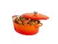 Cocotte ovale orange avec poulet rôti et légumes