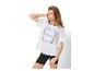 Femme en t-shirt blanc avec imprimé holographique et short cycliste noir