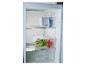 Intérieur d'un réfrigérateur avec des contenants transparents remplis de boissons, laitue et poivrons.