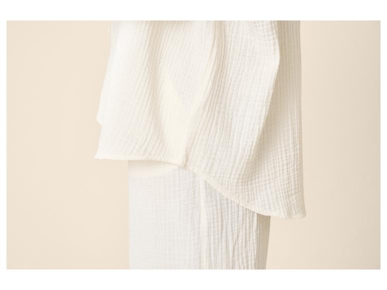Tissu de coton blanc à texture froissée, idéal pour les vêtements d'intérieur ou de nuit.