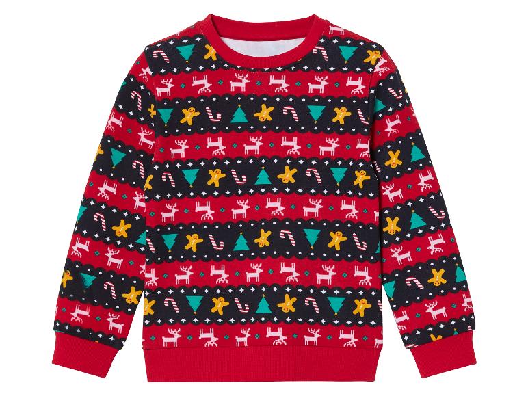 Un pull de Noël rouge avec des rennes, un bonhomme en pain d'épices et un sapin de Noël