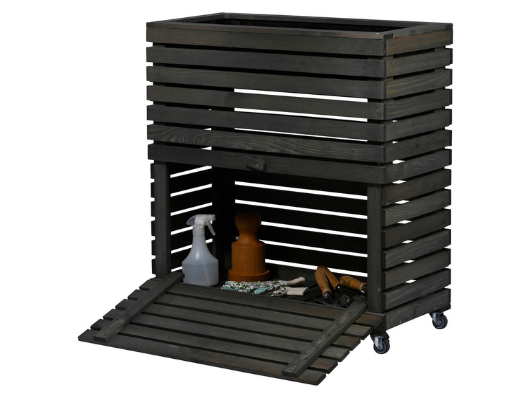 Un coffre de rangement en bois sur roulettes, idéal pour les outils de jardin.