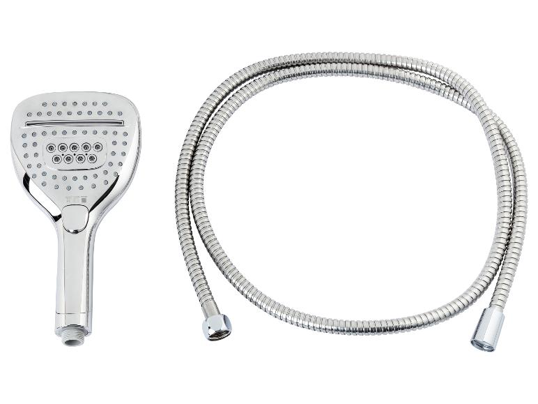 Pomme de douche et flexible chromés pour salle de bain.