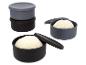 Récipients empilables en silicone avec couvercles, deux avec de la pâte à pain, en gris et noir.