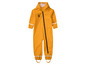 Une combinaison de pluie jaune avec une capuche et l'impression 'Little Captain'.