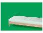 Lit en bois avec matelas clair sur fond vert.