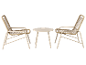 Ensemble de mobilier d'extérieur : deux chaises tressées beiges et une table ronde.