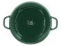 Cocotte verte avec poignées, compatible tous feux et lavable au lave-vaisselle.