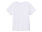 Un t-shirt blanc à manches courtes.